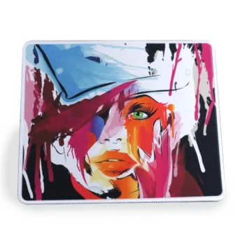 Vooraanzicht van een stoffen muismat met een witte gestikte rand en met een abstract ontwerp. Het ontwerp bevat vlekken van rood, roze, zwart en blauw, wat een dynamisch en visueel opvallend patroon creëert. De achtergrond is zwart, waardoor de kleuren nog levendiger opvallen. Dit beeld is interessant vanwege het gedurfde kleurgebruik en de abstracte kunststijl, die verschillende interpretaties en emoties kan oproepen bij de kijkers.