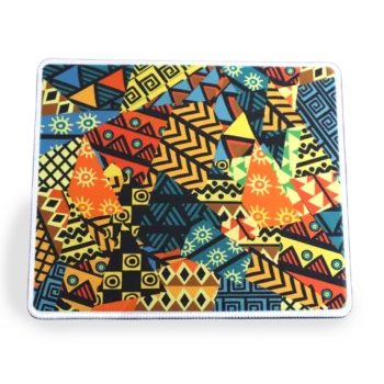 Vooraanzicht van een stoffen muismat met een witte gestikte rand en met een levendig en ingewikkeld geometrisch patroon geïnspireerd door Afrikaanse motieven. Het ontwerp bevat verschillende vormen zoals driehoeken en rechthoeken, gevuld met diverse patronen zoals zigzaglijnen, spiralen, stippen en zonachtige symbolen. De kleuren die worden gebruikt zijn voornamelijk oranje, geel, blauw en zwart, wat een visueel opvallende en dynamische compositie creëert.