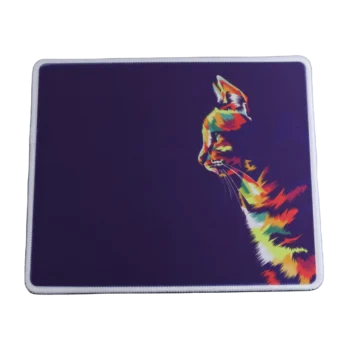 Vooraanzicht van een stoffen muismat met een witte gestikte rand met met een kleurrijke illustratie van een (popart) kat in profiel, met tinten van oranje, geel, groen, blauw en rood tegen een donkerpaarse achtergrond. De gedetailleerde vachttextuur en gelaatskenmerken maken de kat opvallend.