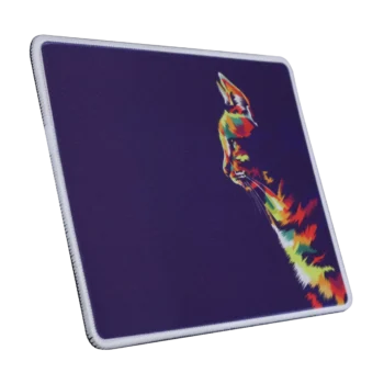 Zijaanzicht - gekanteld naar rechts - van een stoffen muismat met een witte gestikte rand met een kleurrijke illustratie van een (popart) kat in profiel, met tinten van oranje, geel, groen, blauw en rood tegen een donkerpaarse achtergrond. De gedetailleerde vachttextuur en gelaatskenmerken maken de kat opvallend.