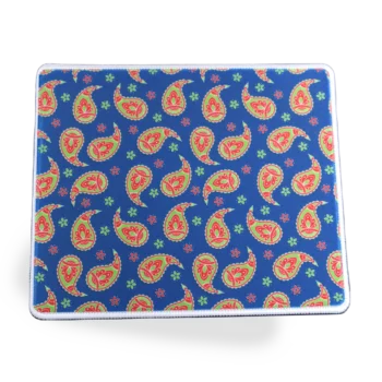 Vooraanzicht van een stoffen muismat met een witte gestikte rand met een vrolijk stripboek-ontwerp op een turquoise achtergrond. Het design bevat comic-stijl elementen zoals tekstballonnen met 'KAPOW' en 'BOOM', rode lachende lippen, gele sterren, en verschillende cartooneske uitroepen in oranje en roze kleuren. De onderzetter heeft een comic pop-art stijl met een energieke en levendige uitstraling.