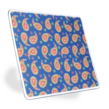 Zijaanzicht - gekanteld naar rechts - van een stoffen muismat met een witte gestikte rand met een vrolijk stripboek-ontwerp op een turquoise achtergrond. Het design bevat comic-stijl elementen zoals tekstballonnen met 'KAPOW' en 'BOOM', rode lachende lippen, gele sterren, en verschillende cartooneske uitroepen in oranje en roze kleuren. De onderzetter heeft een comic pop-art stijl met een energieke en levendige uitstraling.