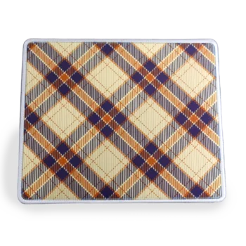 Vooraanzicht van een stoffen muismat met een witte gestikte rand met een diagonaal ruitpatroon (plaid / tartan) in cremé, marineblauw en oranje kleuren, met kruisende strepen en ruitvormen.