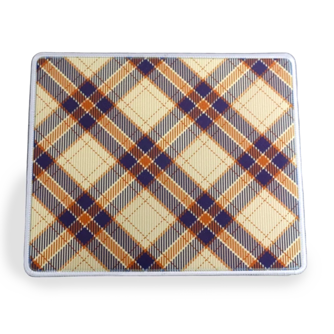 Vooraanzicht van een stoffen muismat met een witte gestikte rand met een diagonaal ruitpatroon (plaid / tartan) in cremé, marineblauw en oranje kleuren, met kruisende strepen en ruitvormen.