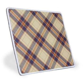 Zijaanzicht - gekanteld naar rechts - van een stoffen muismat met een witte gestikte rand met een diagonaal ruitpatroon (plaid / tartan) in cremé, marineblauw en oranje kleuren, met kruisende strepen en ruitvormen.