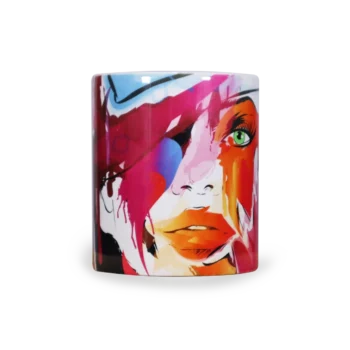 Vooraanzicht van een witte keramische mok met oor aan de achterkant (niet zichtbaar) met een abstract ontwerp. Het ontwerp bevat vlekken van rood, roze, zwart en blauw, wat een dynamisch en visueel opvallend patroon creëert. De achtergrond is zwart, waardoor de kleuren nog levendiger opvallen. Dit beeld is interessant vanwege het gedurfde kleurgebruik en de abstracte kunststijl, die verschillende interpretaties en emoties kan oproepen bij de kijkers.