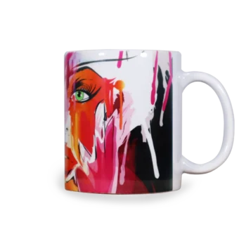 Zijaanzicht van een witte keramische mok met oor rechts met een abstract ontwerp. Het ontwerp bevat vlekken van rood, roze, zwart en blauw, wat een dynamisch en visueel opvallend patroon creëert. De achtergrond is zwart, waardoor de kleuren nog levendiger opvallen. Dit beeld is interessant vanwege het gedurfde kleurgebruik en de abstracte kunststijl, die verschillende interpretaties en emoties kan oproepen bij de kijkers.