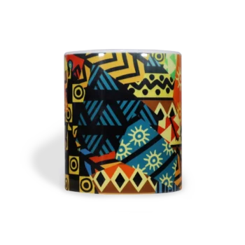 Vooraanzicht van een witte keramische mok met oor aan de achterkant (niet zichtbaar) met een levendig en ingewikkeld geometrisch patroon geïnspireerd door Afrikaanse motieven. Het ontwerp bevat verschillende vormen zoals driehoeken en rechthoeken, gevuld met diverse patronen zoals zigzaglijnen, spiralen, stippen en zonachtige symbolen. De kleuren die worden gebruikt zijn voornamelijk oranje, geel, blauw en zwart, wat een visueel opvallende en dynamische compositie creëert.