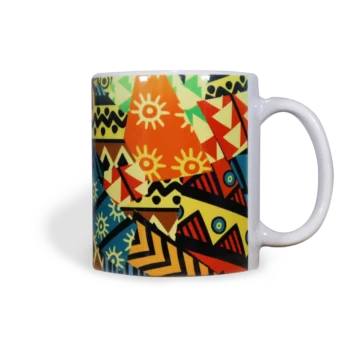 Zijaanzicht van een witte keramische mok met oor rechts met een levendig en ingewikkeld geometrisch patroon geïnspireerd door Afrikaanse motieven. Het ontwerp bevat verschillende vormen zoals driehoeken en rechthoeken, gevuld met diverse patronen zoals zigzaglijnen, spiralen, stippen en zonachtige symbolen. De kleuren die worden gebruikt zijn voornamelijk oranje, geel, blauw en zwart, wat een visueel opvallende en dynamische compositie creëert.
