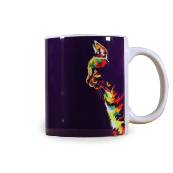Zijaanzicht van een witte keramische mok met oor rechts en een kleurrijke illustratie van een (popart) kat in profiel, met tinten van oranje, geel, groen, blauw en rood tegen een donkerpaarse achtergrond. De gedetailleerde vachttextuur en gelaatskenmerken maken de kat opvallend.