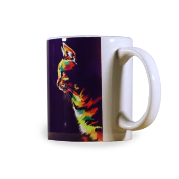 Diagonaal zijaanzicht van een witte keramische mok met oor rechts en een kleurrijke illustratie van een (popart) kat in profiel, met tinten van oranje, geel, groen, blauw en rood tegen een donkerpaarse achtergrond. De gedetailleerde vachttextuur en gelaatskenmerken maken de kat opvallend.