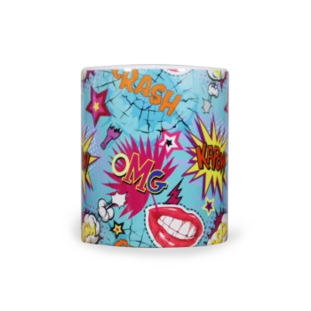 Vooraanzicht met oor aan de achterkant (niet zichtbaar) van een witte keramische mok met een vrolijk stripboek-ontwerp op een turquoise achtergrond. Het design bevat comic-stijl elementen zoals tekstballonnen met 'KAPOW' en 'BOOM', rode lachende lippen, gele sterren, en verschillende cartooneske uitroepen in oranje en roze kleuren. De mok heeft een comic pop-art stijl met een energieke en levendige uitstraling.