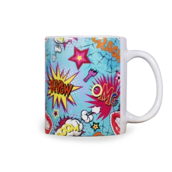 Zijaanzicht met oor rechts van een witte keramische mok met een vrolijk stripboek-ontwerp op een turquoise achtergrond. Het design bevat comic-stijl elementen zoals tekstballonnen met 'KAPOW' en 'BOOM', rode lachende lippen, gele sterren, en verschillende cartooneske uitroepen in oranje en roze kleuren. De mok heeft een comic pop-art stijl met een energieke en levendige uitstraling.