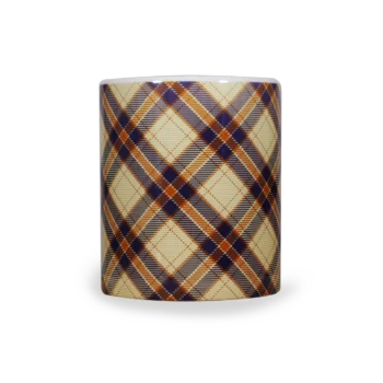 Vooraanzicht met oor aan de achterkant (niet zichtbaar) van een witte keramische mok met een diagonaal ruitpatroon (plaid / tartan) in cremé, marineblauw en oranje kleuren, met kruisende strepen en ruitvormen. De onderzetter heeft afgeronde hoeken en een licht verhoogde rand.