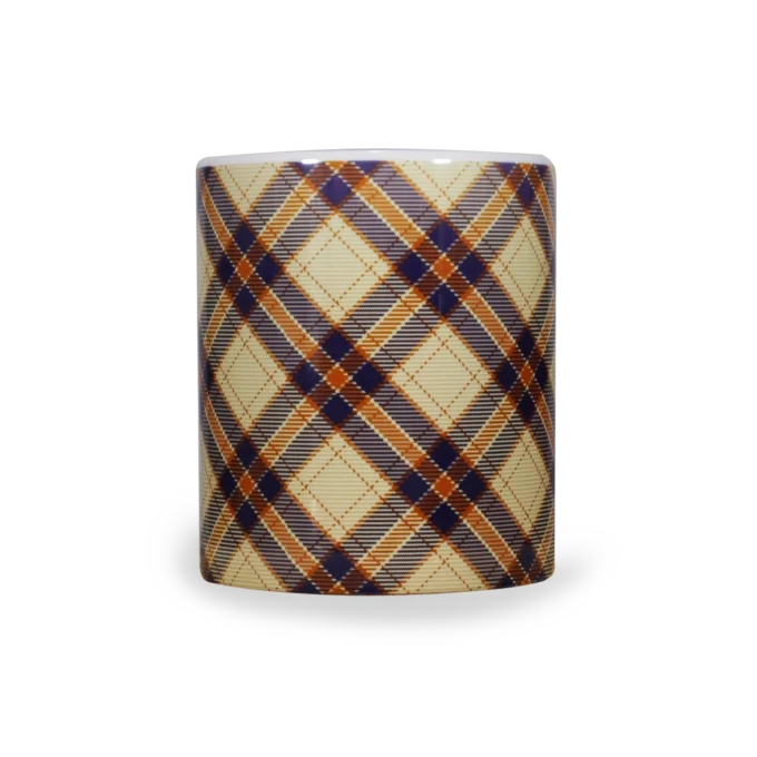 Vooraanzicht met oor aan de achterkant (niet zichtbaar) van een witte keramische mok met een diagonaal ruitpatroon (plaid / tartan) in cremé, marineblauw en oranje kleuren, met kruisende strepen en ruitvormen. De onderzetter heeft afgeronde hoeken en een licht verhoogde rand.