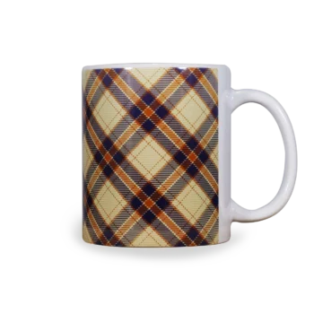 Zijaanzicht met oor rechts van een witte keramische mok met een diagonaal ruitpatroon (plaid / tartan) in cremé, marineblauw en oranje kleuren, met kruisende strepen en ruitvormen. De onderzetter heeft afgeronde hoeken en een licht verhoogde rand.