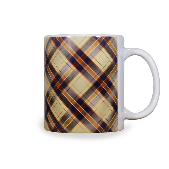 Zijaanzicht met oor rechts van een witte keramische mok met een diagonaal ruitpatroon (plaid / tartan) in cremé, marineblauw en oranje kleuren, met kruisende strepen en ruitvormen. De onderzetter heeft afgeronde hoeken en een licht verhoogde rand.