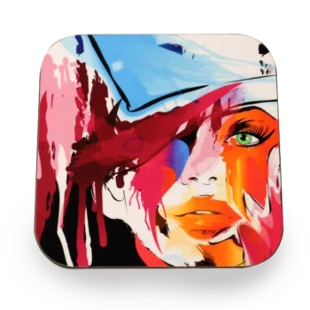 Een vierkante houten onderzetter met afgeronde hoeken met een abstract ontwerp. Het ontwerp bevat vlekken van rood, roze, zwart en blauw, wat een dynamisch en visueel opvallend patroon creëert. De achtergrond is zwart, waardoor de kleuren nog levendiger opvallen. Dit beeld is interessant vanwege het gedurfde kleurgebruik en de abstracte kunststijl, die verschillende interpretaties en emoties kan oproepen bij de kijkers.