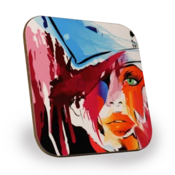 Een vierkante houten onderzetter met afgeronde hoeken met een abstract ontwerp. Het ontwerp bevat vlekken van rood, roze, zwart en blauw, wat een dynamisch en visueel opvallend patroon creëert. De achtergrond is zwart, waardoor de kleuren nog levendiger opvallen. Dit beeld is interessant vanwege het gedurfde kleurgebruik en de abstracte kunststijl, die verschillende interpretaties en emoties kan oproepen bij de kijkers.