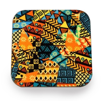 Een vierkante houten onderzetter met afgeronde hoeken, met een levendig en ingewikkeld geometrisch patroon geïnspireerd door Afrikaanse motieven. Het ontwerp bevat verschillende vormen zoals driehoeken en rechthoeken, gevuld met diverse patronen zoals zigzaglijnen, spiralen, stippen en zonachtige symbolen. De kleuren die worden gebruikt zijn voornamelijk oranje, geel, blauw en zwart, wat een visueel opvallende en dynamische compositie creëert. Het object lijkt op een decoratief item of een onderzetter met traditionele Afrikaanse patronen.