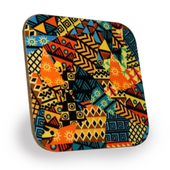 Een vierkante houten onderzetter met afgeronde hoeken, met een levendig en ingewikkeld geometrisch patroon geïnspireerd door Afrikaanse motieven. Het ontwerp bevat verschillende vormen zoals driehoeken en rechthoeken, gevuld met diverse patronen zoals zigzaglijnen, spiralen, stippen en zonachtige symbolen. De kleuren die worden gebruikt zijn voornamelijk oranje, geel, blauw en zwart, wat een visueel opvallende en dynamische compositie creëert.