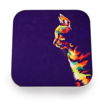 Een vierkante houten onderzetter met afgeronde hoeken en een kleurrijke illustratie van een (popart) kat in profiel, met tinten van oranje, geel, groen, blauw en rood tegen een donkerpaarse achtergrond. De gedetailleerde vachttextuur en gelaatskenmerken maken de kat opvallend.