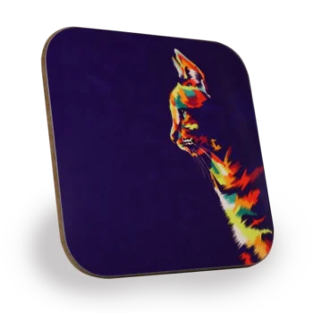 Een vierkante houten onderzetter met afgeronde hoeken en een kleurrijke illustratie van een (popart) kat in profiel, met tinten van oranje, geel, groen, blauw en rood tegen een donkerpaarse achtergrond. De gedetailleerde vachttextuur en gelaatskenmerken maken de kat opvallend.