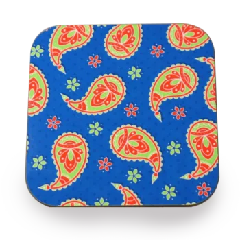 Een vierkante houten onderzetter met een paisley-patroon op een kobaltblauwe achtergrond. Het patroon bestaat uit koraalrode en limoengroene paisley-figuren, afgewisseld met kleine bloemetjes. De druppelvormige paisley-motieven zijn decoratief versierd met krullen en bloemmotieven. De onderzetter heeft afgeronde hoeken.