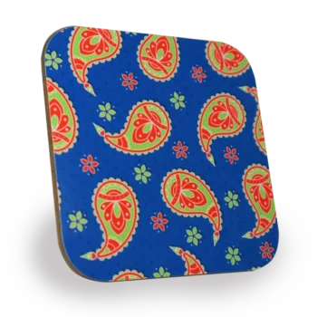 Een vierkante houten onderzetter met een paisley-patroon op een kobaltblauwe achtergrond. Het patroon bestaat uit koraalrode en limoengroene paisley-figuren, afgewisseld met kleine bloemetjes. De druppelvormige paisley-motieven zijn decoratief versierd met krullen en bloemmotieven. De onderzetter heeft afgeronde hoeken.