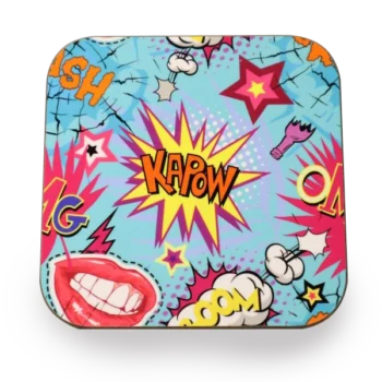 Een vierkante houten onderzetter met afgeronde hoeken en een vrolijk stripboek-ontwerp op een turquoise achtergrond. Het design bevat comic-stijl elementen zoals tekstballonnen met 'KAPOW' en 'BOOM', rode lachende lippen, gele sterren, en verschillende cartooneske uitroepen in oranje en roze kleuren. De onderzetter heeft een comic pop-art stijl met een energieke en levendige uitstraling.