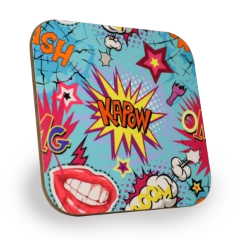 Een vierkante houten onderzetter met afgeronde hoeken en een vrolijk stripboek-ontwerp op een turquoise achtergrond. Het design bevat comic-stijl elementen zoals tekstballonnen met 'KAPOW' en 'BOOM', rode lachende lippen, gele sterren, en verschillende cartooneske uitroepen in oranje en roze kleuren. De onderzetter heeft een comic pop-art stijl met een energieke en levendige uitstraling.
