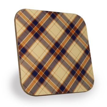 Een vierkante houten onderzetter met een diagonaal ruitpatroon (plaid / tartan) in cremé, marineblauw en oranje kleuren, met kruisende strepen en ruitvormen. De onderzetter heeft afgeronde hoeken en een licht verhoogde rand.