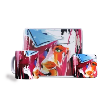 Mok, muismat en onderzetter set met abstract vrouwenportret ontwerp in magenta, blauw, oranje en groen kleuren met opvallend groen oog.