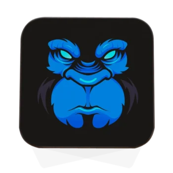 Hardhouten vierkante onderzetter met ronde randen en Boze Gorilla ontwerp in blauw op zwarte achtergrond, vooraanzicht.