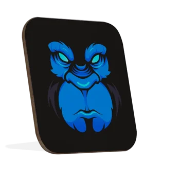 Hardhouten vierkante onderzetter met ronde randen en Boze Gorilla ontwerp in blauw op zwarte achtergrond, geroteerd naar rechts.