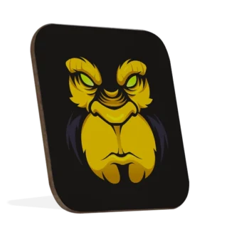Hardhouten vierkante onderzetter met ronde randen en Boze Gorilla ontwerp in geel op zwarte achtergrond, geroteerd naar rechts.