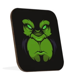 Hardhouten vierkante onderzetter met ronde randen en Boze Gorilla ontwerp in groen op zwarte achtergrond, geroteerd naar rechts.