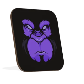Hardhouten vierkante onderzetter met ronde randen en Boze Gorilla ontwerp in paars op zwarte achtergrond, geroteerd naar rechts.