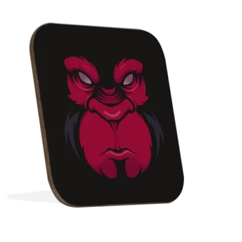 Hardhouten vierkante onderzetter met ronde randen en Boze Gorilla ontwerp in rood op zwarte achtergrond, geroteerd naar rechts.