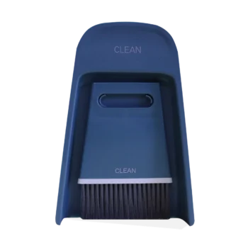 Groen plastic bureau stoffer en blik met 'CLEAN' tekst, handvat gleuf in het midden en zwarte borstelharen onderaan voor desktop schoonmaak