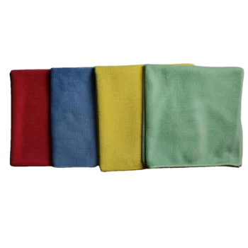 Vier microvezeldoekjes gevouwen en naast elkaar gerangschikt in kleuren rood, blauw, geel en groen voor kleurgecodeerd werkplek schoonmaak systeem