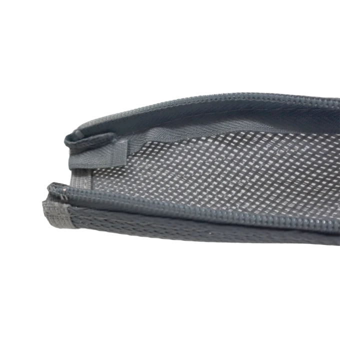 Close-up van geopende grijze kabelmantel met ritsluiting, gevlochten polyester binnenkant zichtbaar voor flexibel kabelmanagement