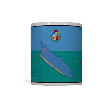 Vooraanzicht van witte keramische mok met Aruba ontwerp: eilandsilhouet in vlagkleuren (blauw, geel, rood), officieel wapen, Californië vuurtoren en divi-divi boom op turquoise en blauwe achtergrond