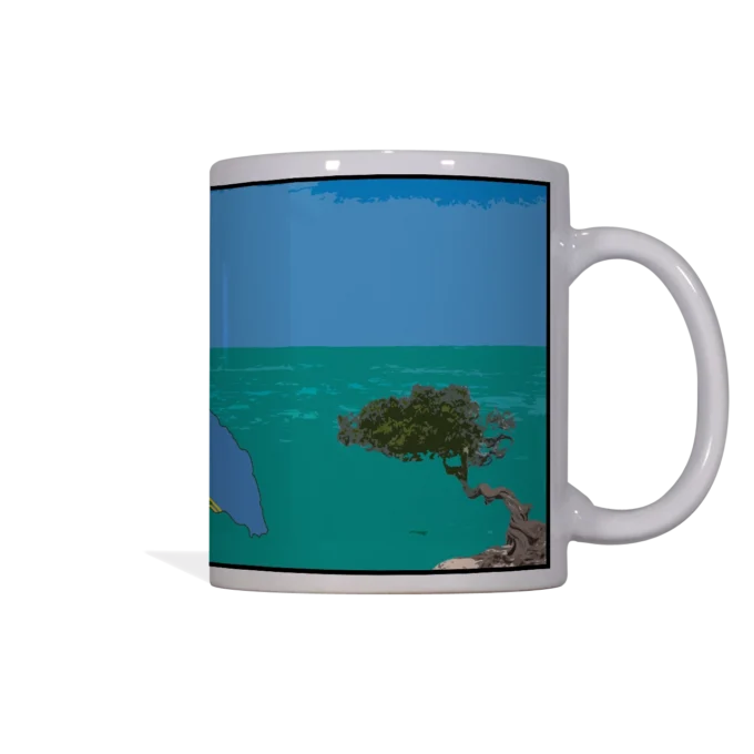 Linker zijanzicht witte keramische mok met Aruba ontwerp: eilandsilhouet in vlagkleuren (blauw, geel, rood), officieel wapen, Californië vuurtoren en divi-divi boom op turquoise en blauwe achtergrond