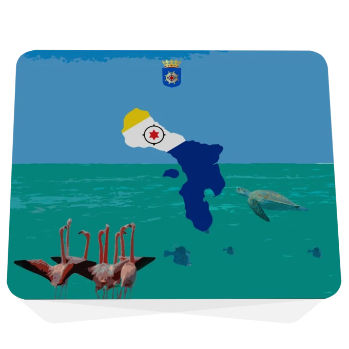 Muismat met Bonaire ontwerp: donkerblauw eilandsilhouet met gele streep en rode ster in vlagkleuren, officieel wapen, zeeschildpad en flamingo's op turquoise en blauwe achtergrond. Vooraanzicht.