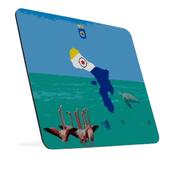 Muismat met Bonaire ontwerp: donkerblauw eilandsilhouet met gele streep en rode ster in vlagkleuren, officieel wapen, zeeschildpad en flamingo's op turquoise en blauwe achtergrond. Naar rechts gekanted.