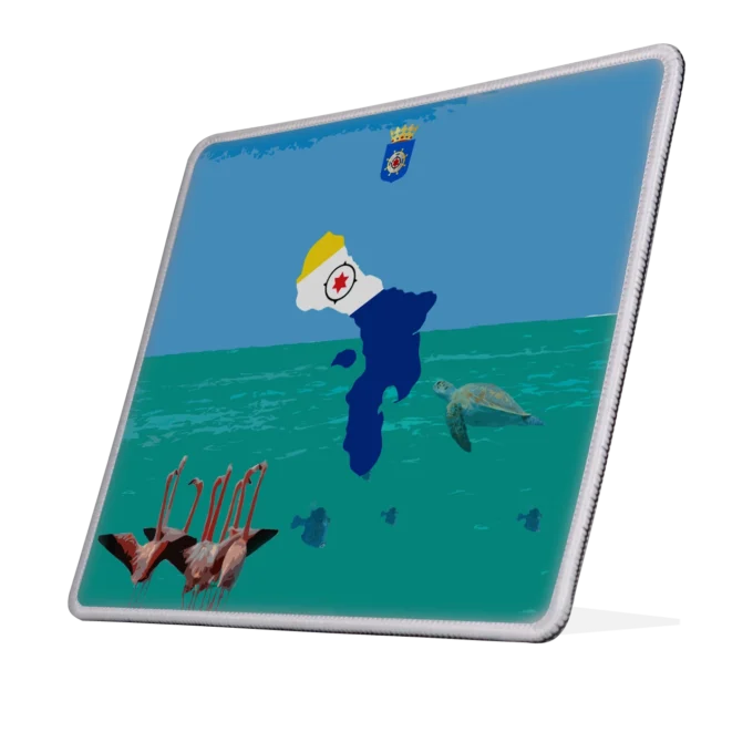 Muismat met gestikte rand en Bonaire ontwerp: donkerblauw eilandsilhouet met gele streep en rode ster in vlagkleuren, officieel wapen, zeeschildpad en flamingo's op turquoise en blauwe achtergrond. Naar links gekanteld.