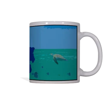 Linker zijaanzicht van witte keramische mok met Bonaire ontwerp: eilandsilhouet in vlagkleuren (blauw, wit, geel met rode ster), officieel wapen, zeeschildpad en flamingo's op turquoise en blauwe achtergrond