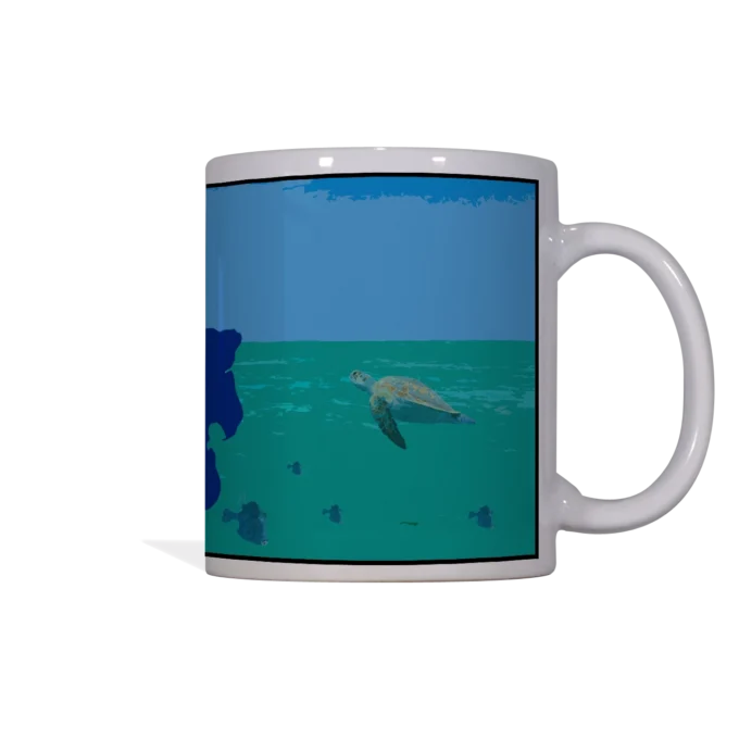 Linker zijaanzicht van witte keramische mok met Bonaire ontwerp: eilandsilhouet in vlagkleuren (blauw, wit, geel met rode ster), officieel wapen, zeeschildpad en flamingo's op turquoise en blauwe achtergrond