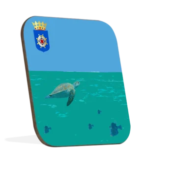 Vierkante hardhout onderzetter met ronde hoeken uit Bonaire collectie met officieel wapen, turquoise en blauwe lucht achtergrond. En in het midden afgebeeld de zeeschildpad zwemmende met vissen en het wapen in de linker boven hoek.